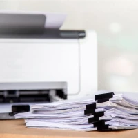 Stapel Papier vor Drucker